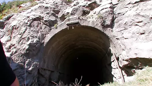 Bu sürtük saniyeler içinde bir yarağı sert hale getirebilir