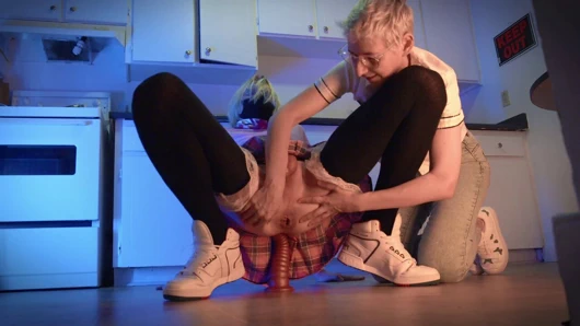 Kız olur femboy köle sikme onun göt ile bir dev yapay penis