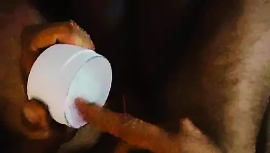 Yatak odasında ona yaklaştım, o beni kocası sanırken, o kadar azgındım ki onu içine itmek zorunda kaldım