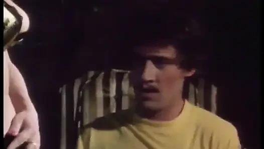 FFM üçlü grup sekste azgın yarak emen sürtük sakso çektikten sonra sikiliyor ve sonra dölleniyor