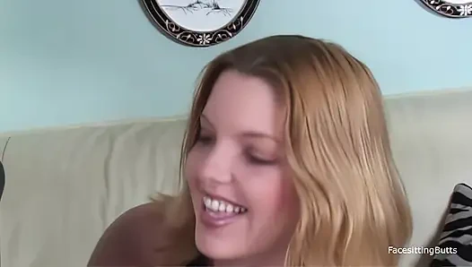 Enerjik ve ince sarışın, büyük siyah bir cinsel organ tarafından esnetmek için sıkı ve ince bir alan sağlar.