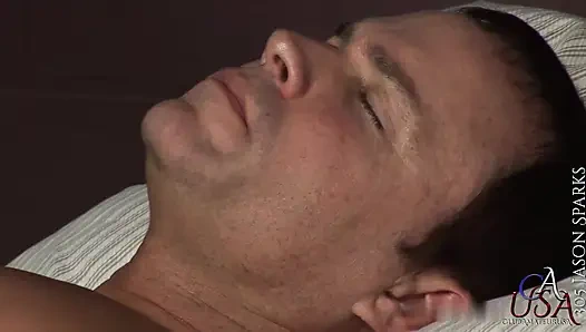 Asılı eşcinsel Jason Sparks yarak masajı alıyor