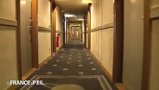 Azgın genç esmer parlak pembe amcığını açıyor