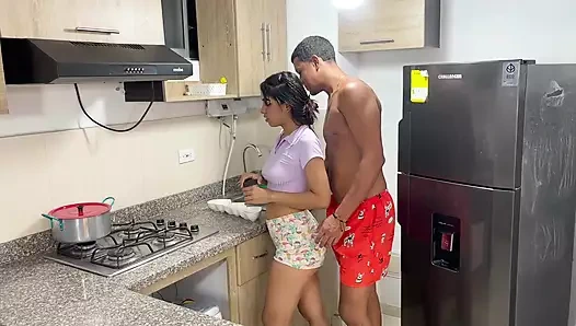 Büyük götlü üvey kız kardeş büyük yarağını gördükten sonra üvey erkek kardeşini mutfakta sikiyor