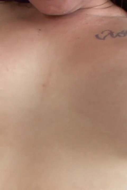 Beyaz piliç amcığını adamın yarağına kaydırıyor ve sert ve derinden sikiyor