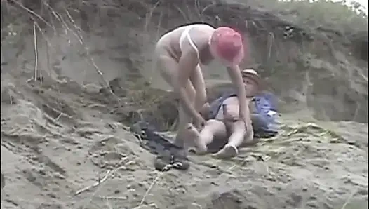 Olgun çift 69 pozisyonunda amcık yalıyor (tam orijinal film)