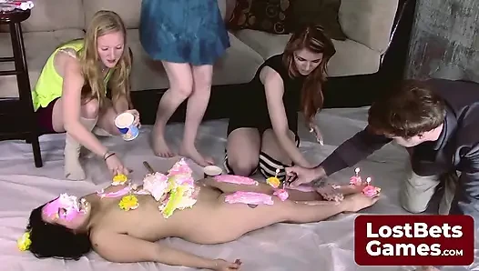 Doğum günü pastası içindeki doğum günü kızı striptiz oyunu