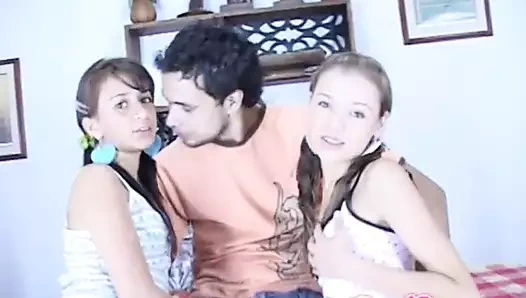 İki genç kız edepsiz bakış açısıyla kalın yarağı paylaşıyor