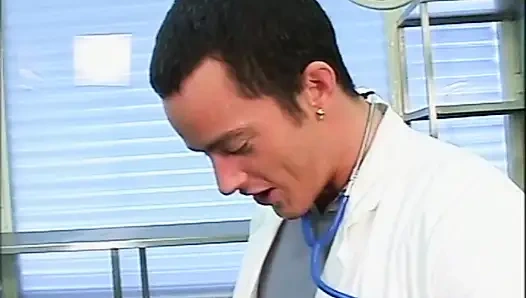 Büyük memeli güzel genç sarışın jinekolog tarafından sikiliyor ve götüne boşaltıyor