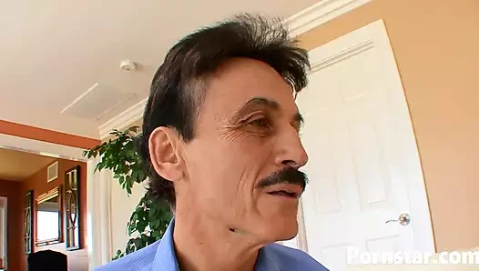 Genç evli kadın Jamie Applegate erkek arkadaşıyla sikişiyor