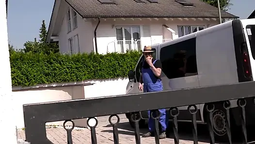 Güzel amcıklı seksi sarışın garajda araba tarafından sikiliyor