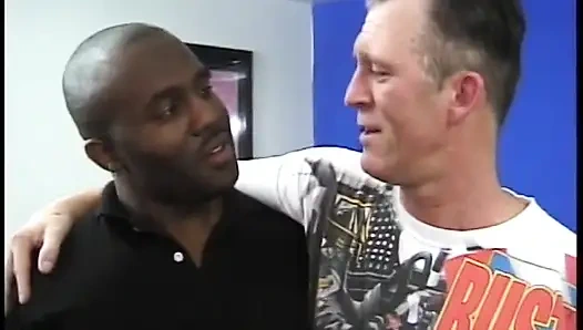 Hamile kadın zenci bir adam tarafından sikilmeyi seviyor