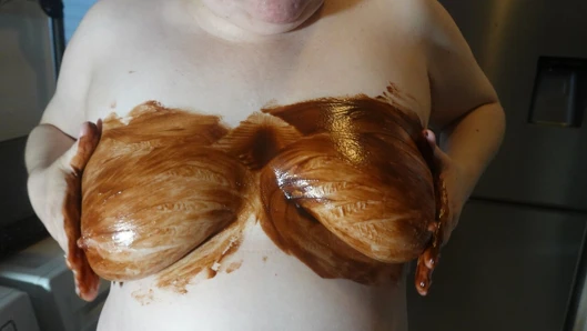 göğüsleri üzerinde dağınık çikolata