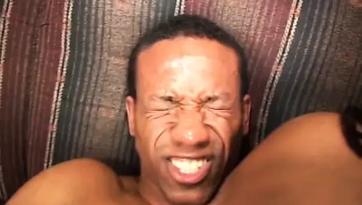 Büyük göt abanoz özensiz deepthroats gösterir ve sürmek sıska siyah çocuk