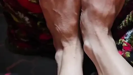 Melove seksi küçük küçük ayakları temizliyor