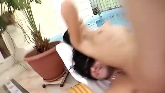 Dos sexy jóvenes lesbianas juegan y follan una gran polla
