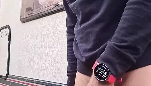 31 çekerken yakalandı. Devam etmek istedi. Büyük bir şekilde işemek zorunda kaldı ve bir sürü sperm damlatıyor