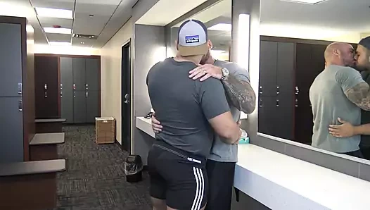 Spor salonu soyunma odasında seks!