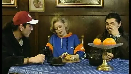 Reporter fragen: was machen Hausfrauen allein zu Hause