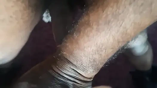 İri güzel kadın itaatkar sürtük büyük zenci yarağı tarafından sert bir şekilde yüzünü sikiyor