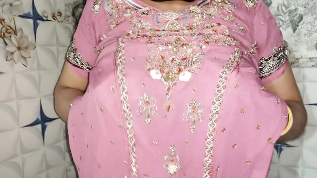 Hintli üvey kız kardeş parmaklamayı ve fışkırtmayı seviyor