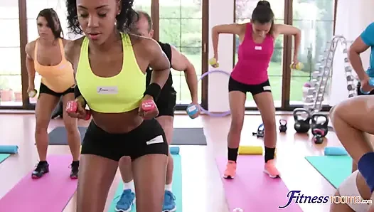 Fitness odaları - spor salonunda Brezilyalı terli lez seansı