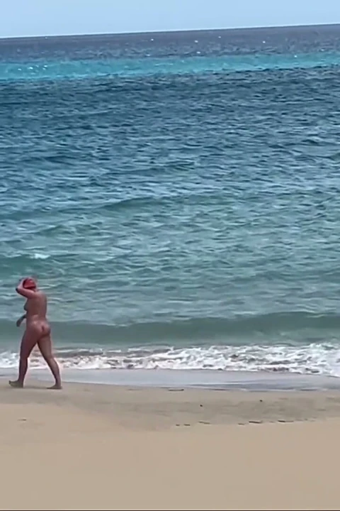 Çıplak plaj orta yaşlı seksi kadın mastürbasyon yapan bir yabancıya yardım ediyor - götüne boşalma