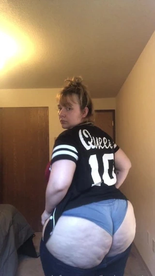 PAWG IN TIGHT JEANS