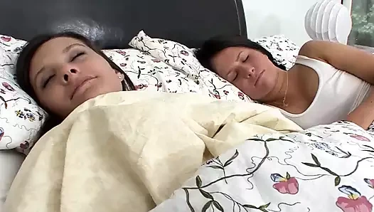 Erin Stone ve Becky Brielle ile lezbiyen seks