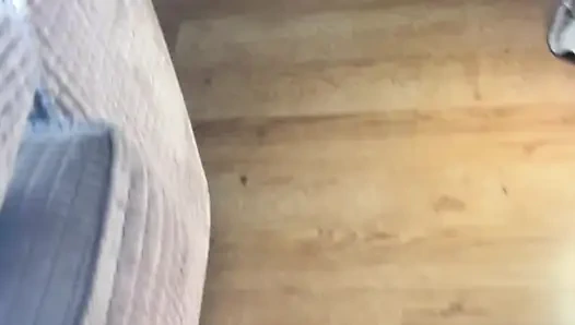 Kırmızılı kadın birden fazla orgazm olurken herkesin kendini zevk alırken görebileceği pencerede soyunuyor