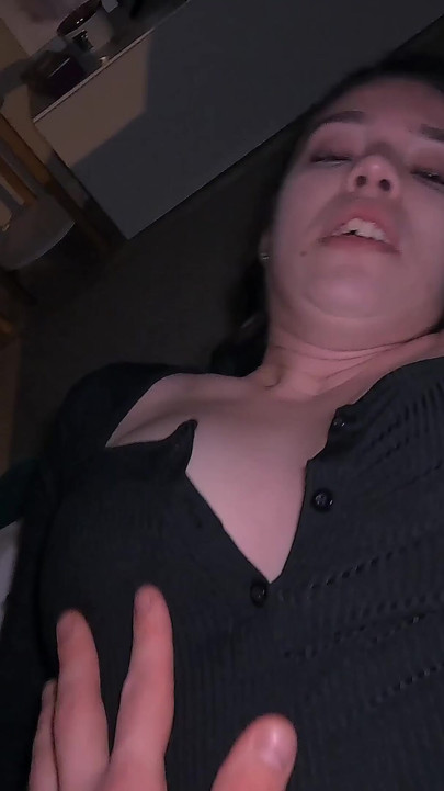 Bir arkadaşının evinde eğlenceli bir pijama partisi vahşi seksle sona erdi