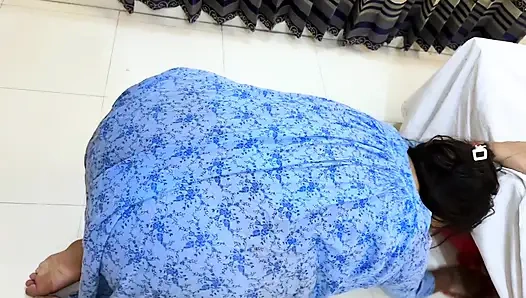 Mısırlı büyük göt şişman domuz tombul uzun boylu Müslüman Arap hizmetçi gibi yatağın altında sıkıştı