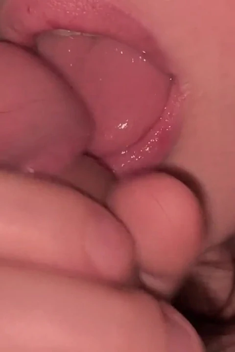Ağzıma boşal, nazik, yavaş oral seks yakın çekim, titreşimli yarak