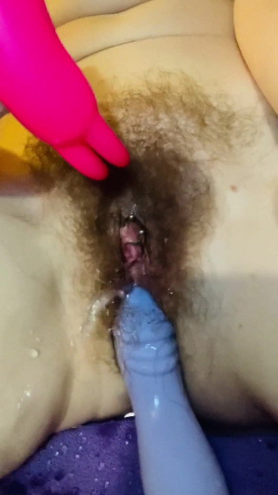 Dildo süper sıkı kedi içinde sıkışıp kalıyor ve sadece daha fazla mastürbasyon ile serbest bırakılabilir, bu da fışkırtma ateşini dışarı çıkarır | Klip 1