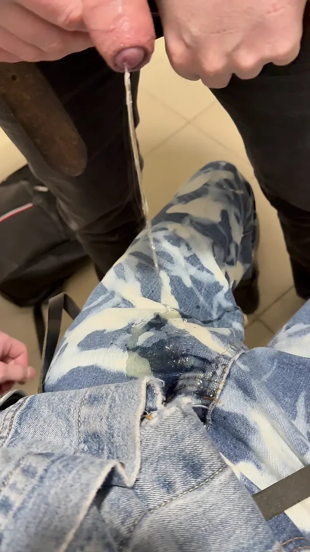 Eşcinsel dazlak Kinkysirius, umumi tuvalette altın bir duş alıyor