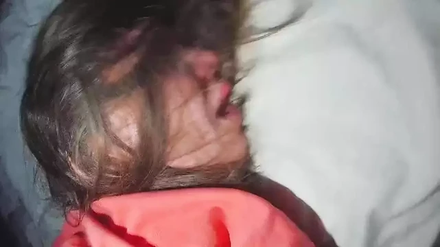 Настоящая неверная жена по очереди трахается с друзьями ее мужа.