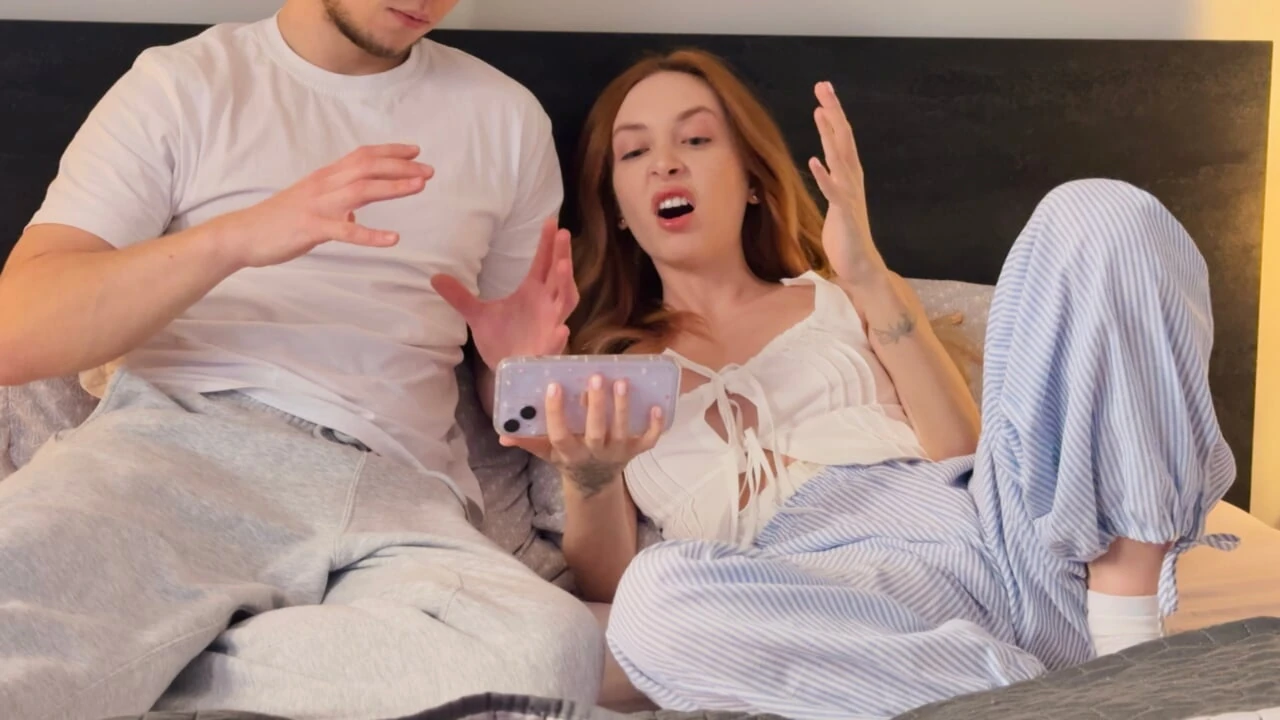 Pillé a mi hermanastra mirando porno y le metí la verga en el concha apretada!