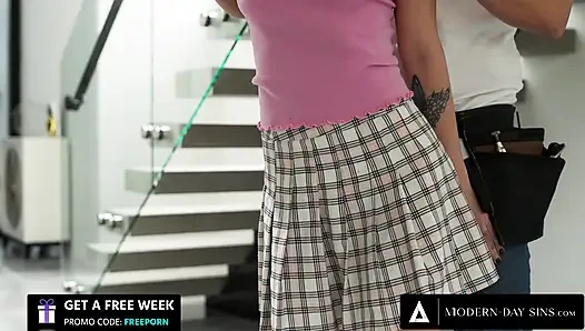 Modern zamanların günahları - bekaret kemeri takan bakire bebek Chanel Camryn erkek arkadaşını bu çilingirle aldatıyor