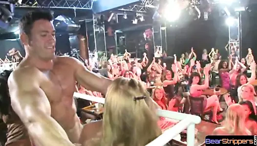 Muhteşem cfnm babes asılarak striptizci dong