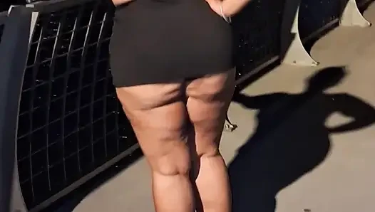Bacakla azdırma - mini etek - kalın kalçalar - angie love - iri güzel kadın - Porto Rikolu kadın - parmak arası terlik