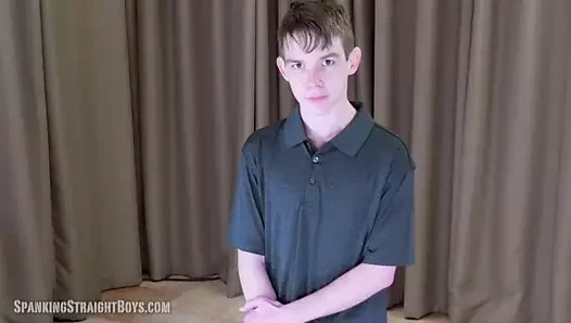 Düz twink onu gözyaşları içinde bırakan sert bir dayak alır