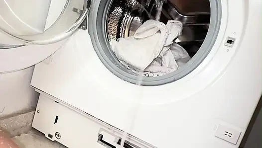 Çiş sapıklığı ve büyük memeli şişkin genç kız her yere işiyor: yıkıcı bakış açısı dairemin etrafında işiyor