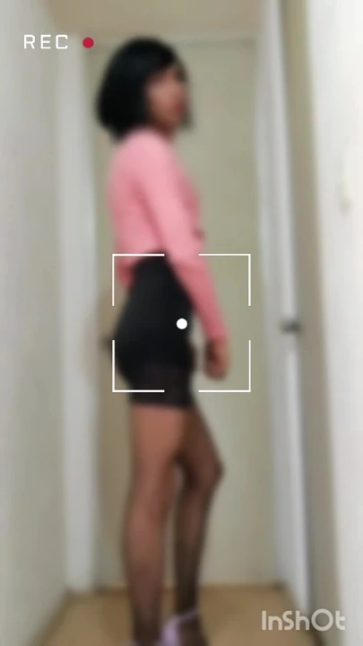 Etekli ve çoraplı travesti