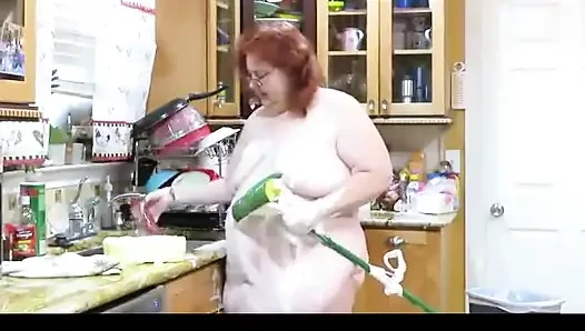 İstenilen video büyük şişman anne orta yaşlı seksi kadın onunla edepsizce konuşurken mutfağı süngeriyle temiziyor