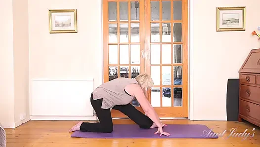 Auntjudys - büyük memeli olgun orta yaşlı seksi kadın Amy - yaramaz yoga egzersizi