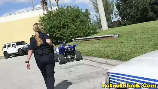 Hakim polisler siyah şüpheliler horoz paylaşmak