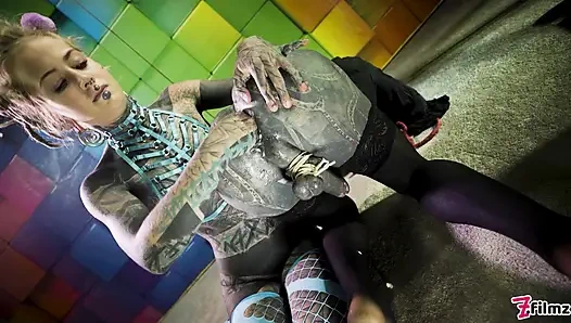 Büyük dövmeli trans Lily Lu anal yumrukla sikiliyor