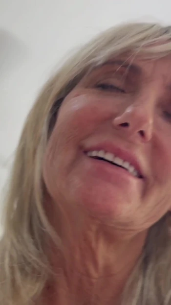 Волнующий момент из "Она скачет, трется, кончает, сквиртует и писает на меня"