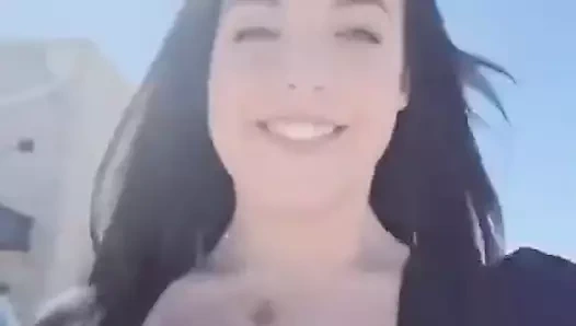 Angela zıplayan göğüsler