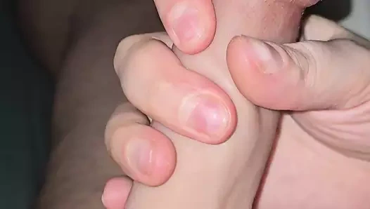 Üvey anne elle muamele için üvey oğluna büyük yarağı ereksiyon halinde tutuyor